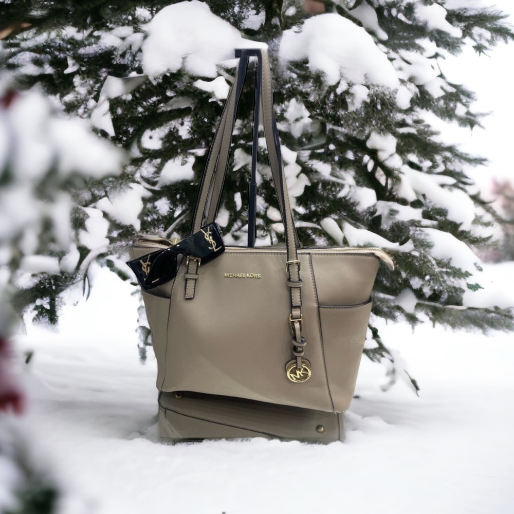 Michal Kors Leather Bag - Picture 13 of 13